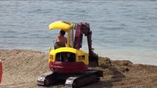 Парень купил экскаватор