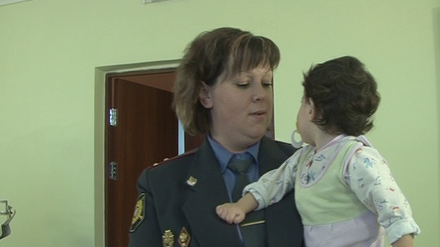 Младенец в коляске. Родители оставили малыша на произвол судьбы смотреть онлайн