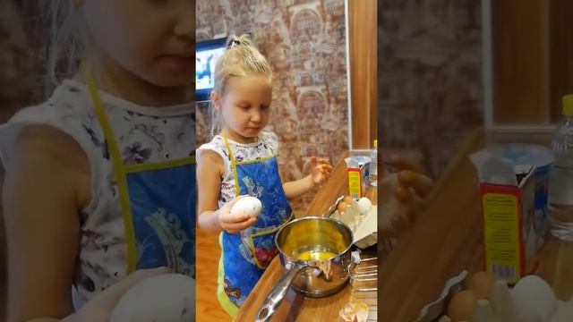 Арина готовит сладкий пирог