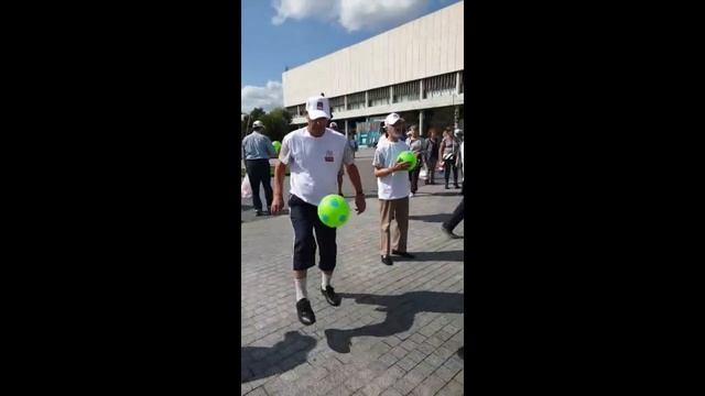 Супер дедушка рекорд по чеканке мяча смотреть онлайн