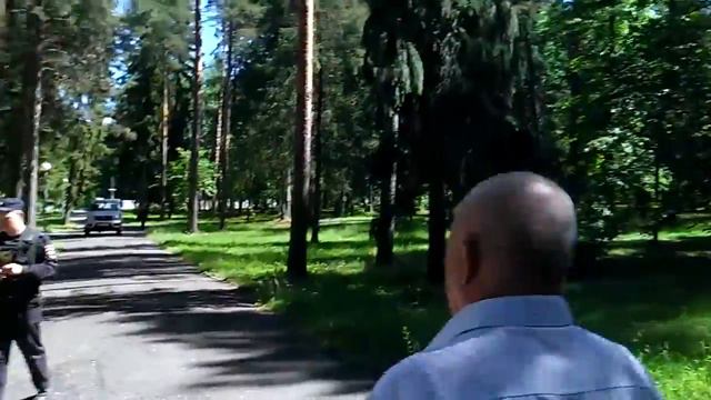 Охрана Белых угрожает журналистам смотреть онлайн