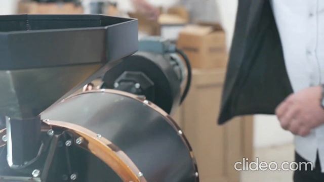 Обжарка зерен кофе в зале кафе или магазина