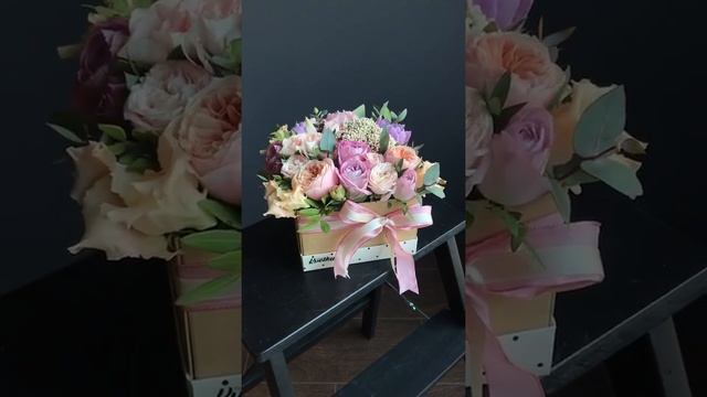 Цветы в коробке №49 из пионовидных роз, эустомы, гвоздики смотреть онлайн
