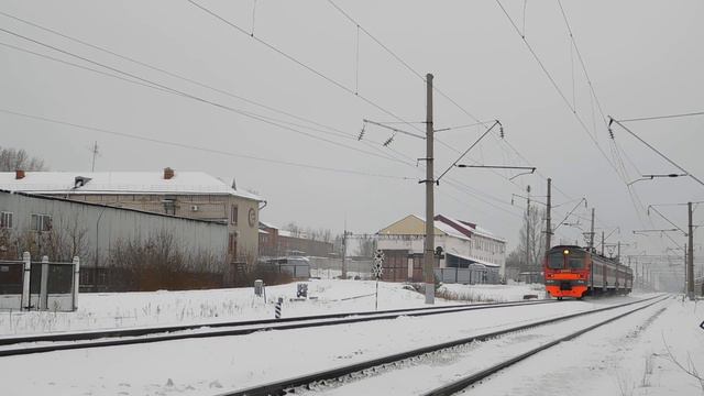 Электропоезд ЭД9М-0028 с пригородным поездом Ижевск - Красноуфимск смотреть онлайн