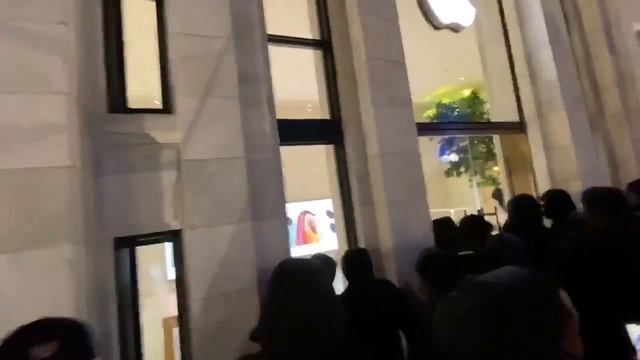 Вашингтон, Округ Колумбия | Мародеры обворовывают магазин Apple. Washington, D.C. | Looters steal.. смотреть онлайн