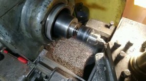 Точение на токарном станке в центрах.