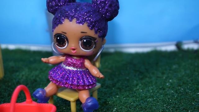 LOL SURPRISE DOLLS Set Up Lemonade Stand To Earn Money! смотреть онлайн