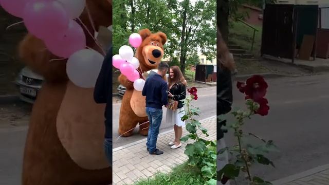 Парень оригинально сделал предложение своей девушке в День Рождения. смотреть онлайн