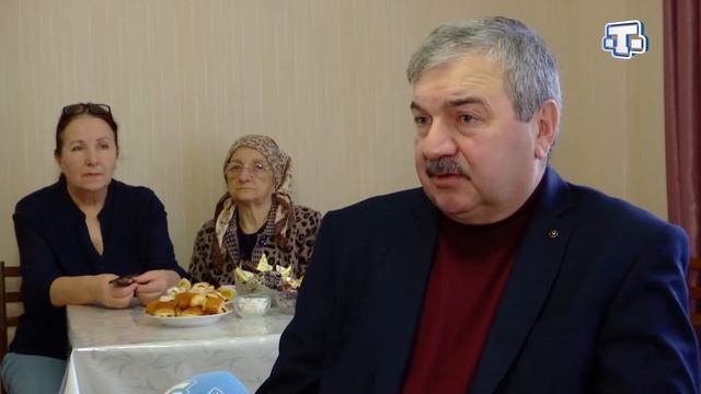 Цветы и поздравления принимает Фатма Мустафаева смотреть онлайн