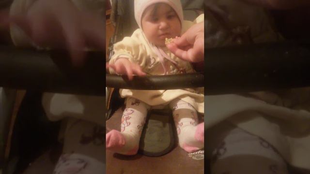 Маленький шалун РАЯНА ест нам 8 месяцев смотреть онлайн