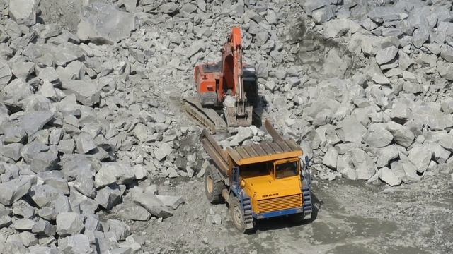 Экскаватор Hitachi ZX330 погрузка БЕЛАЗа-7547 в карьере смотреть онлайн