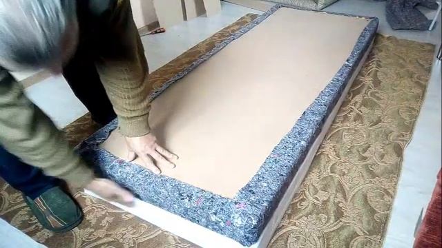Перетяжка старой мебели своими руками. Обивка дивана. смотреть онлайн