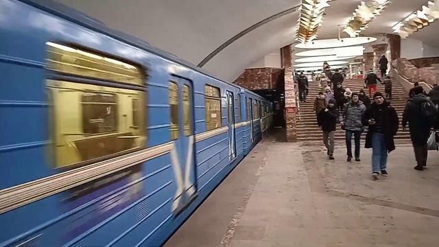 Метро поезд 81-717-714.5 (ММЗ) //81-717-714.5м Номерной, прибывает на станцию Площадь Маркса смотреть онлайн