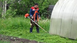 Всё заросло высокой травой. Кошу траву триммером Патриот 4555 у особняка. Тестирую старую камеру.