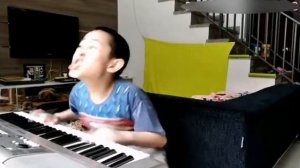 Мальчик с ума сошёл играть на пианино (видео не моё)