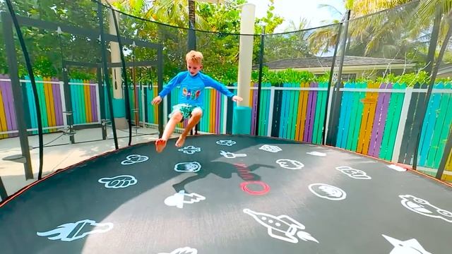 Vlad dan Niki merayakan Natal di Maladewa смотреть онлайн