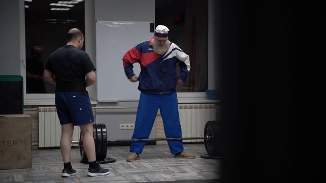 Мастер Спорта притворился ДЕДОМ в ЗАЛЕ | Old Man Prank смотреть онлайн