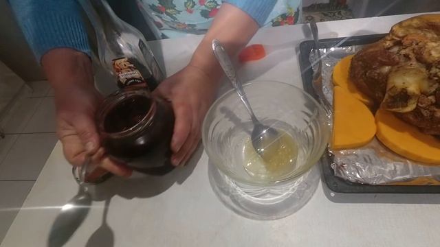 Cвиная рулька на вишневых ветках в духовке.Новогоднее блюдо №2. смотреть онлайн