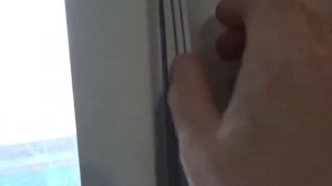 Устранить зазор между дверцей холодильника.