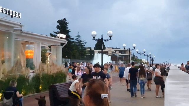 Сочи - набережная, атмосфера на закате. Очереди в рестораны. смотреть онлайн