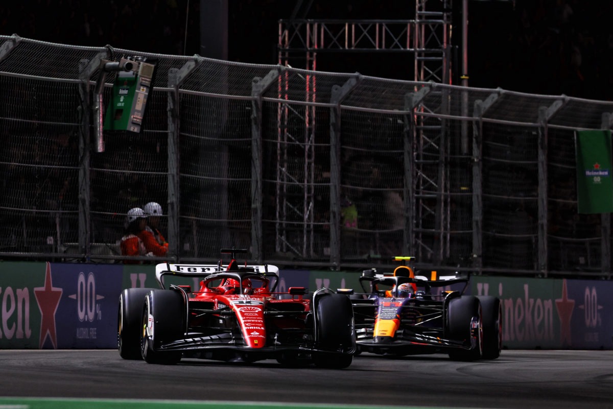 Борьба Шарля Леклера и Серхио Переса на Гран-при Лас-Вегас смотреть онлайн