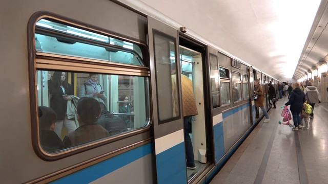 Электропоезд 81-740/741.1 Русич на станции Смоленская смотреть онлайн