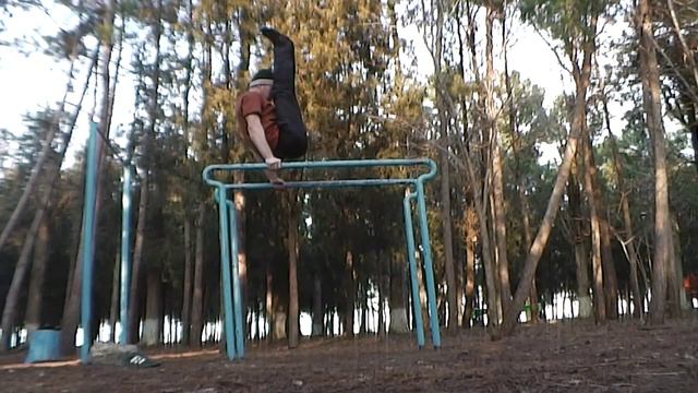 Parallel bars.Высокий угол на брусьях смотреть онлайн