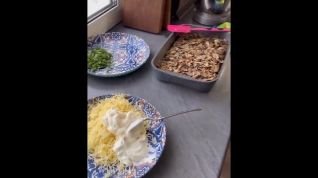 Минтай под шубой по-купечески с грибами и сыром / Ресторанный рецепт дома смотреть онлайн