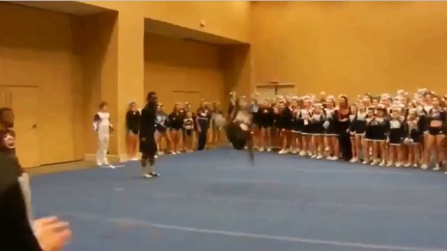 Девушка показывает чудеса акробатики в спортзале смотреть онлайн