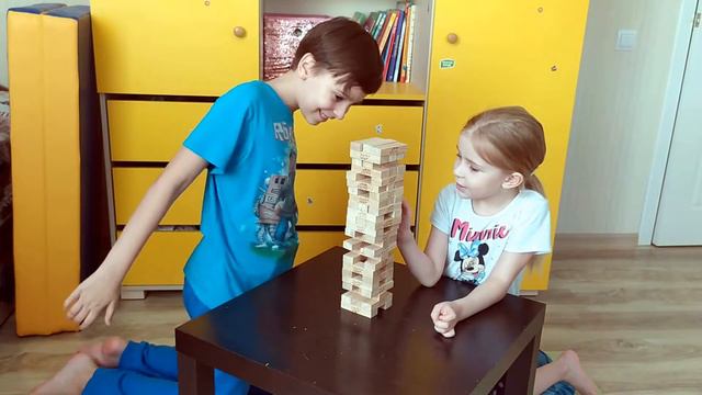 СИБЛИНГИ играют в дженгу. The SIBLINGS play a game of jenga. смотреть онлайн