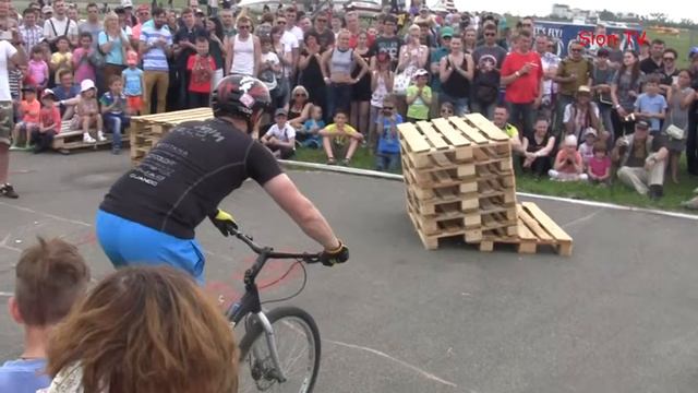 Bike tricks at auto show смотреть онлайн