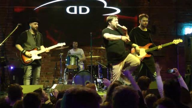 Мёртвые Дельфины - Бег по острию ножа (live in Moscow 2021) смотреть онлайн