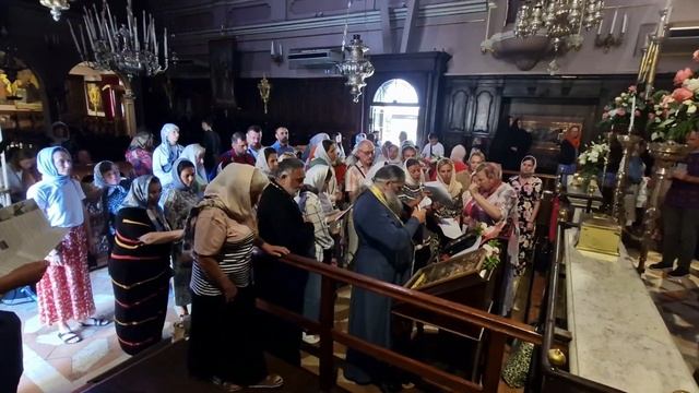 Паломники в храме свт.Спиридона чудотворца поют акафист на русском. смотреть онлайн