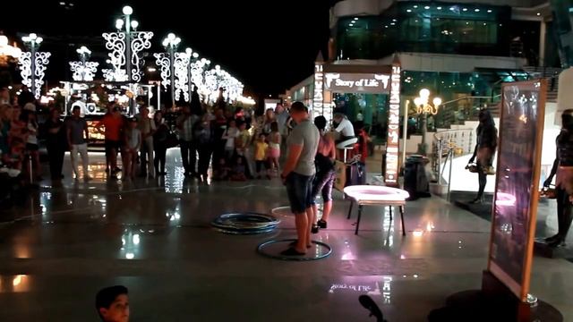 Танец с обручем на площади Soho смотреть онлайн