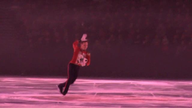 Михаил Коляда сам забирает со льда подарки от благодарных зрителей. Шоу к дню рожд.Е.Плющенко 1.11. смотреть онлайн