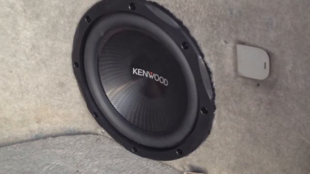 Сабвуфер Kenwood KFC-W2513 в штатном месте Toyota Mark 2 Qualis смотреть онлайн