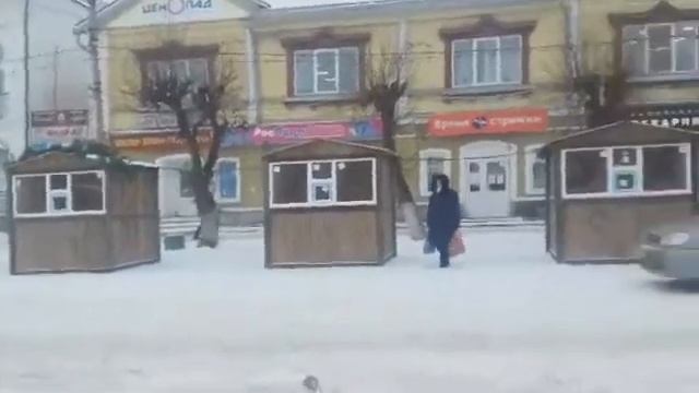 25 декабря на Центральной площади города шуя идёт подготовка к новому году смотреть онлайн