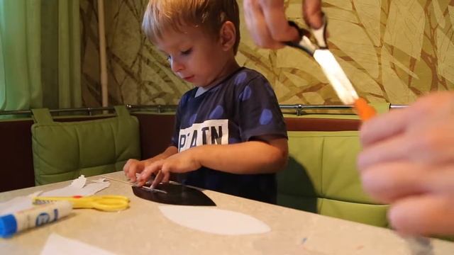 Делаем перья из цветной бумаги и играем! смотреть онлайн