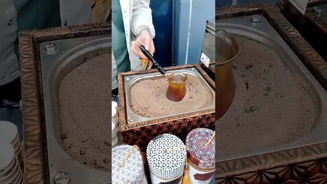 Турецкий кофе, приготовленный в джезве на песке это очень вкусно, но очень мало. В чашке всего 50г смотреть онлайн