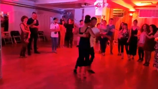 Flavia Teixeira e Vinicius Villiger - Gafieira Èxtreme (Paris) смотреть онлайн