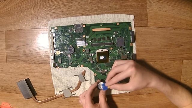 Как почистить от пыли ноутбук ASUS X75VCP и заменить в нём термопасту! смотреть онлайн
