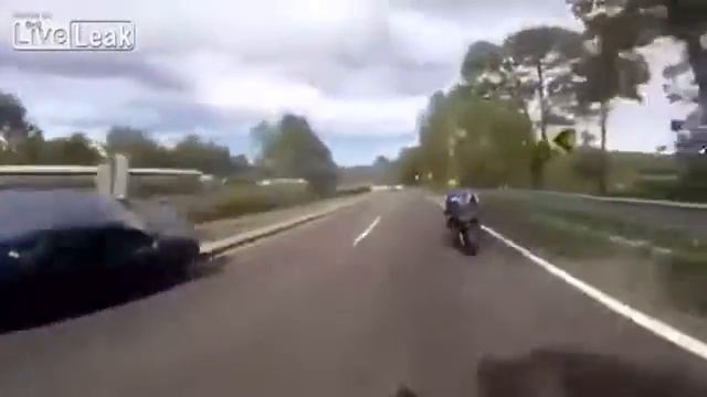 Девушка дернула за ручник, когда е парень начал гоняться с мотоциклистами смотреть онлайн
