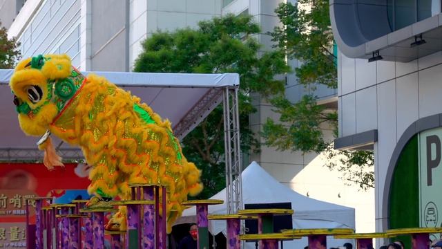 【高樁舞獅迎虎年】台北中正區三創園區 - Lunar New Year 2022 Lion Dance, Taipei ｜4K HDR смотреть онлайн
