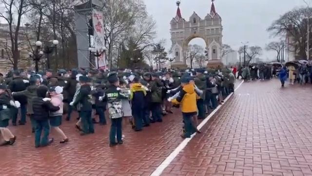 «Вальс Победы» исполнили благовещенские школьники смотреть онлайн