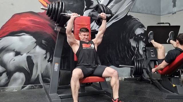 Сделал 165 кг на Плечи в тренажёре на 2 раза и Попытка сделать 170 кг на 1 раз смотреть онлайн