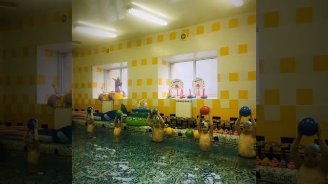 Детский сад "Солнышко". Дети любят плавать, нырять, играть в бассейне. смотреть онлайн