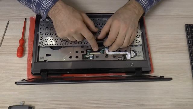 Lenovo Z580 - замена клавиатуры . смотреть онлайн