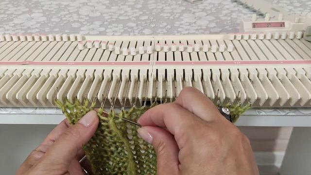 Вязальная машина умещается в сумочку? Да ладно? смотреть онлайн