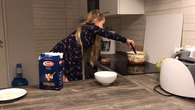 Кошечка в саду. Кошечка-повар учит готовить макароны. смотреть онлайн