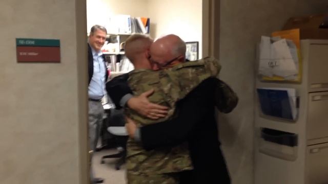 Dad breaks down when son returns home early from Afghanistan смотреть онлайн